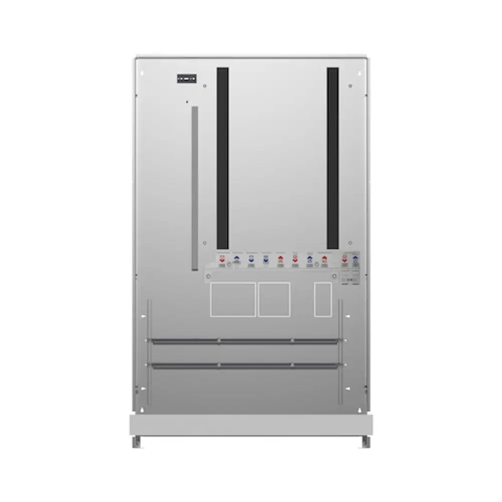Montageschrank in silberner Oberfläche, mit vertikalen Streifen und Bedienfeld, entworfen von Roth. Ideal für die Unterbringung von Komponenten in einem technischen Umfeld.